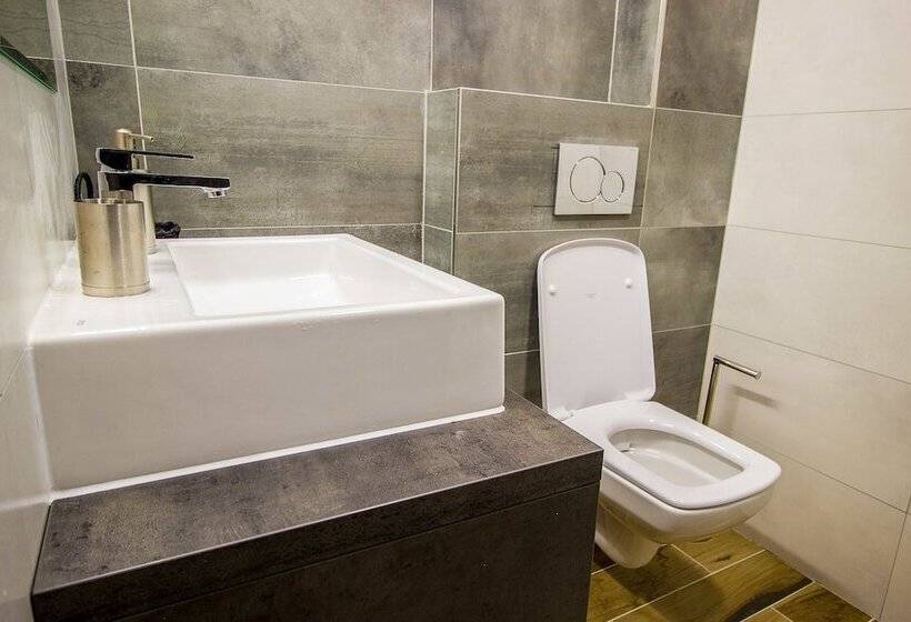 اتاق استاندارد سه نفره, 63