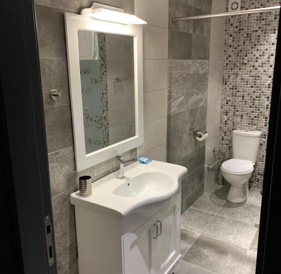 이코노미 룸, Konak