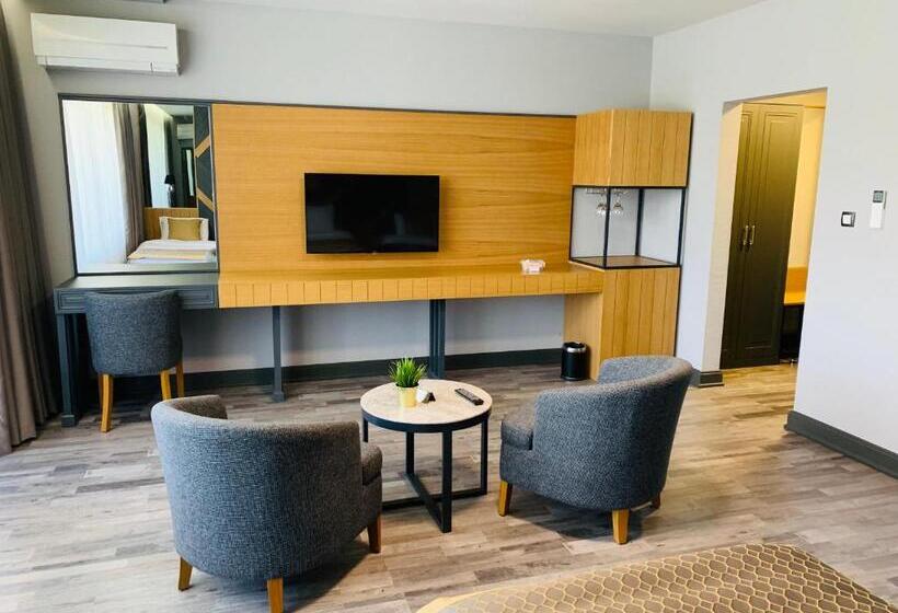 디럭스 트리플 룸, Konak