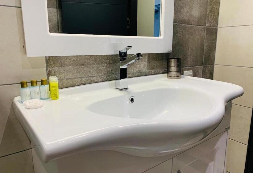 디럭스 트리플 룸, Konak