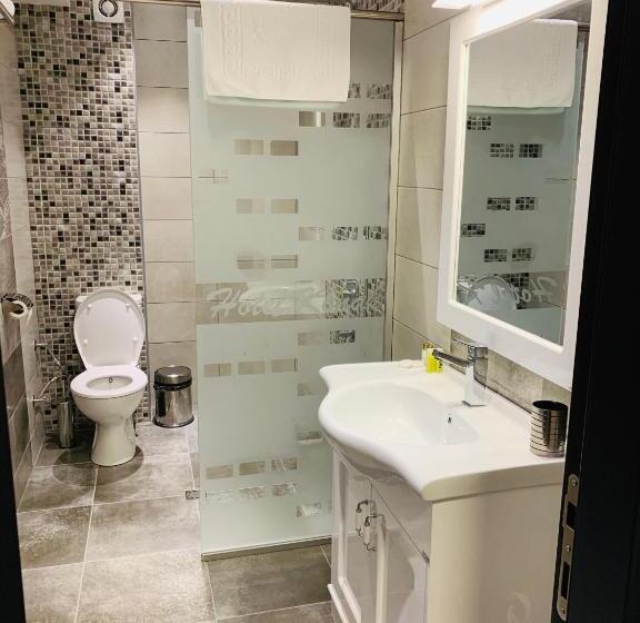 디럭스 트리플 룸, Konak