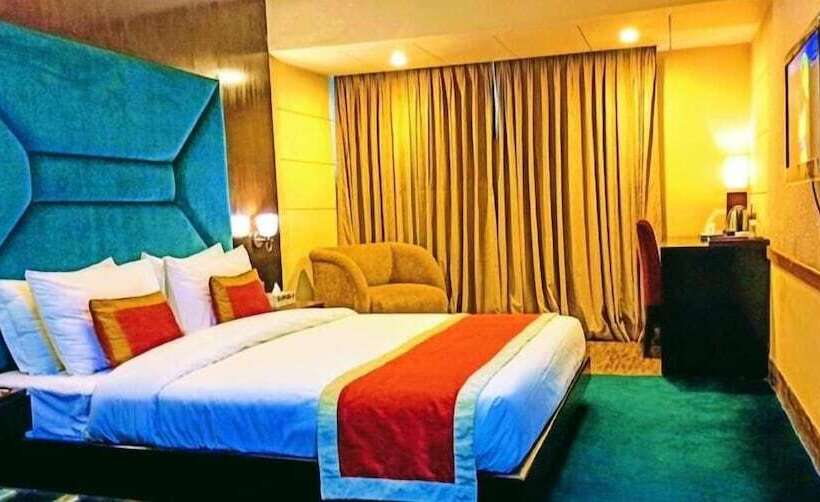 اتاق لوکس, West Park Inn