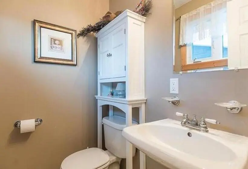 Bed in Shared Room with Shared Bathroom, Wild North Bed & Rest