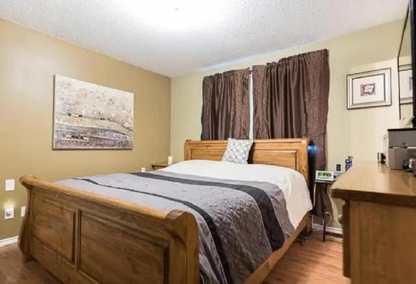 Bed in Shared Room with Shared Bathroom, Wild North Bed & Rest