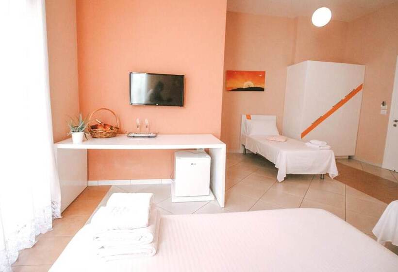 غرفة قياسية رباعية مزودة بشُرفة, Villa Green Garden