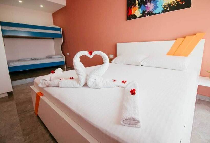 غرفة قياسية رباعية مزودة بشُرفة, Villa Green Garden