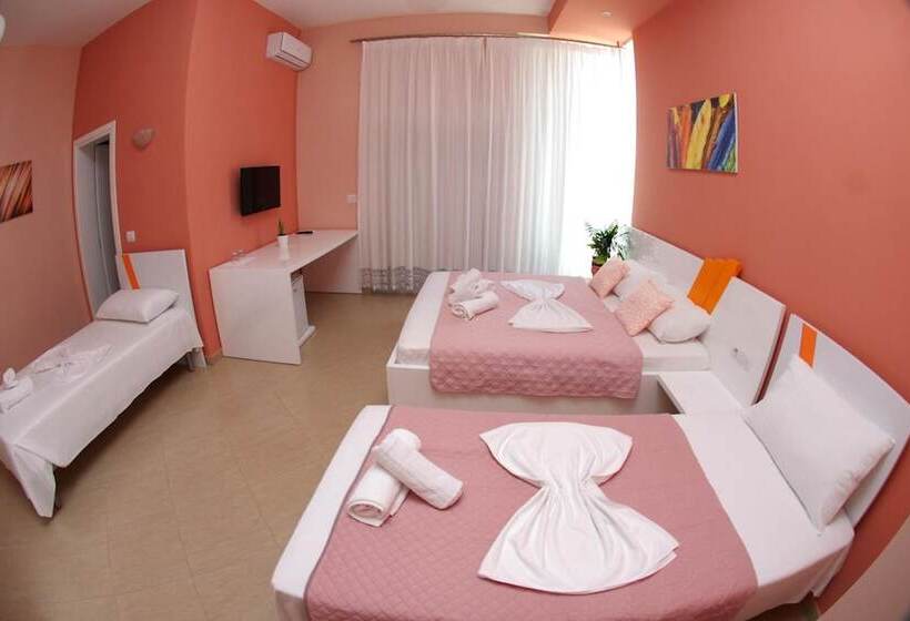 غرفة قياسية رباعية مزودة بشُرفة, Villa Green Garden