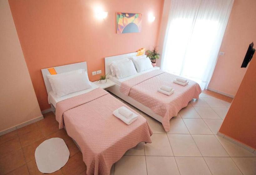 غرفة قياسية ثلاثية مطلة علي الحديقة, Villa Green Garden