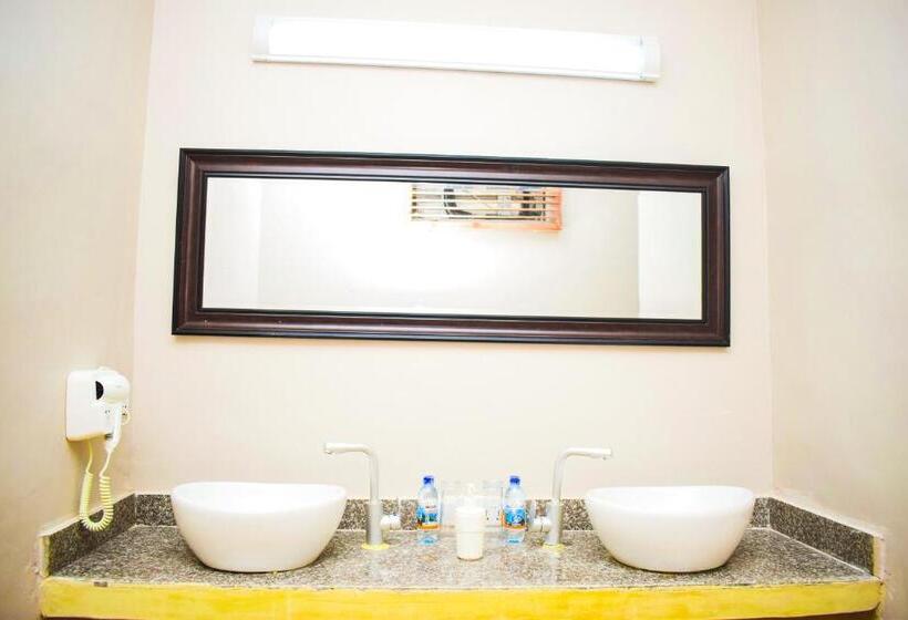 اتاق لوکس خانوادگی, Kikoi Boutique