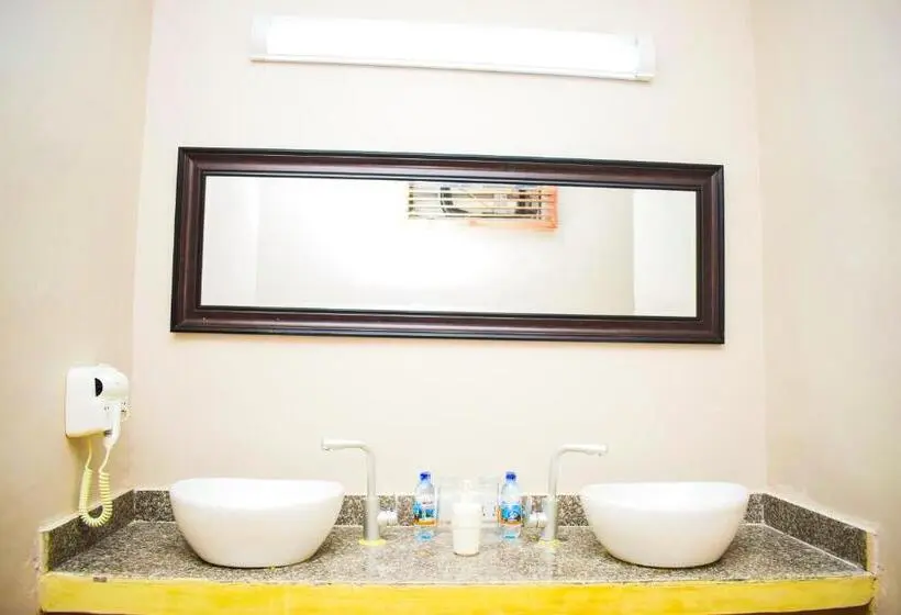 اتاق لوکس خانوادگی, Kikoi Boutique