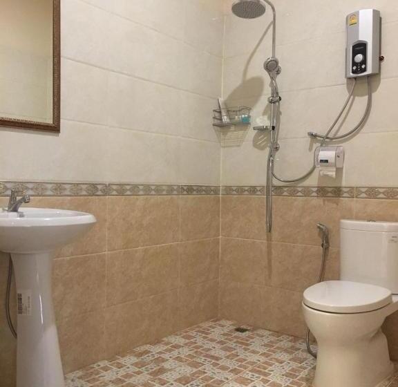 חדר דלוקס לשלושה, Leego