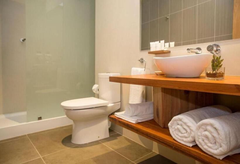 اتاق راحتی سه تخته, Maki