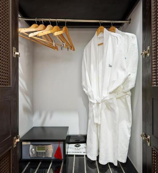 اتاق لوکس, Manoir Des Arts