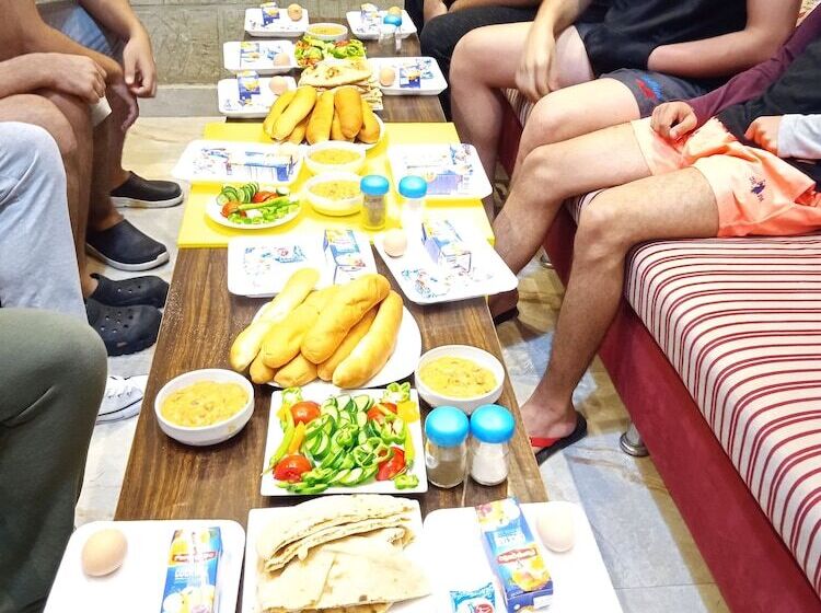 اتاق لوکس یک تخته, Hostgram