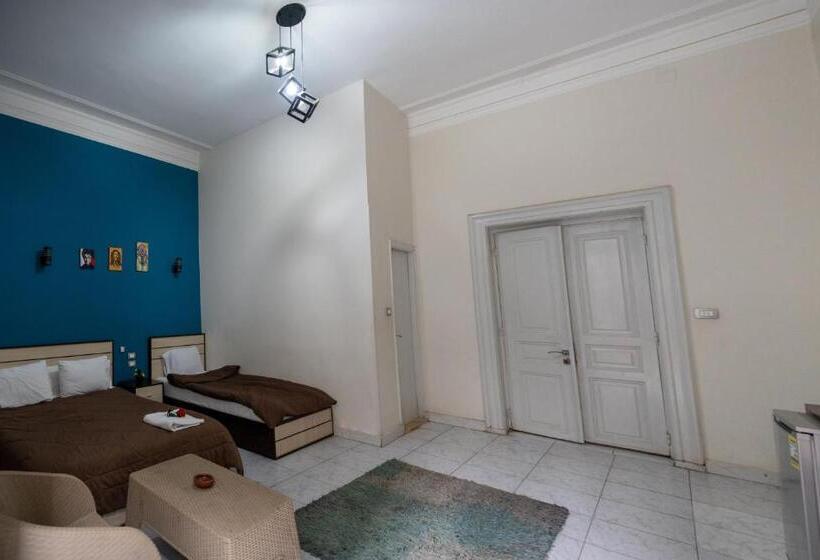 اتاق خانوادگی, Hostgram