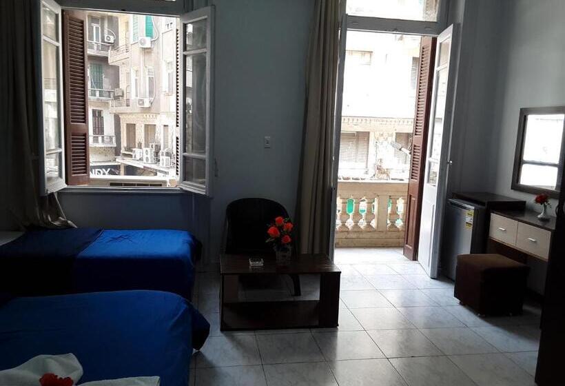 اتاق استاندارد سه تخته با بالکن, Hostgram