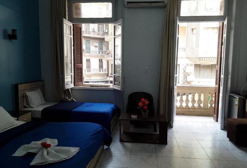 اتاق استاندارد سه تخته با بالکن, Hostgram