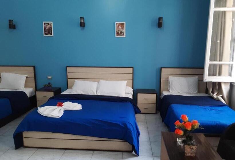 اتاق استاندارد سه تخته با بالکن, Hostgram