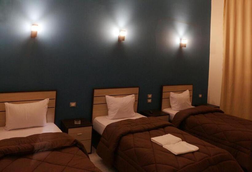 اتاق استاندارد سه تخته با بالکن, Hostgram