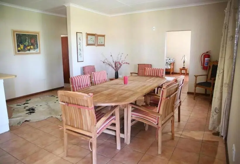 Talo 3 Makuuhuonetta, Augrabies De Oude Stoor Guesthouse