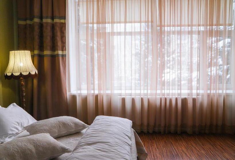 디럭스 룸, Safari Club