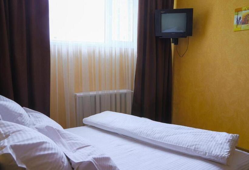 이코노미 룸, Safari Club