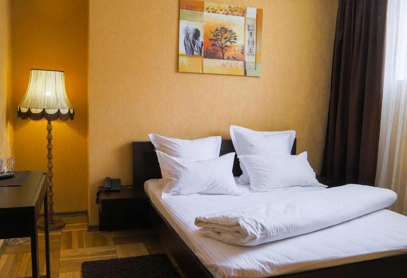 이코노미 룸, Safari Club