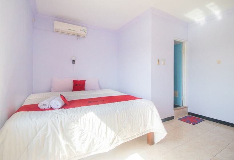 Номер Deluxe, Reddoorz Near Pantai Boom
