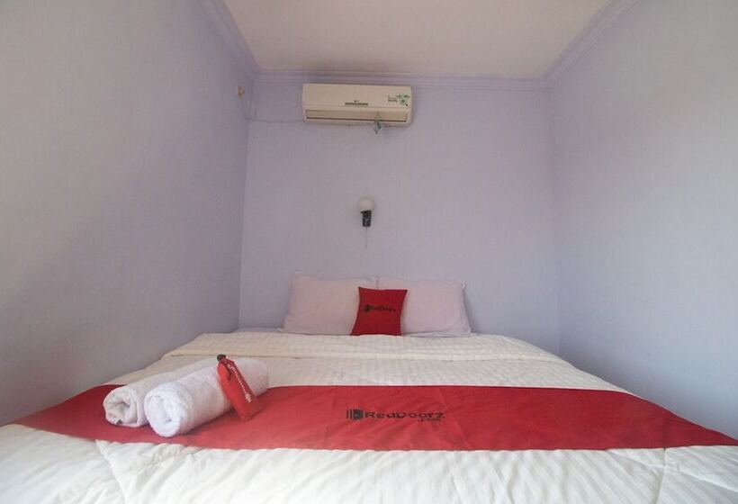 Номер Deluxe, Reddoorz Near Pantai Boom