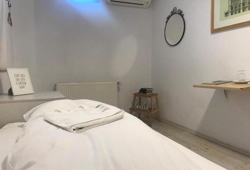 اتاق استاندارد یک تخته با سرویس بهداشتی مشترک, Bread&breakfast