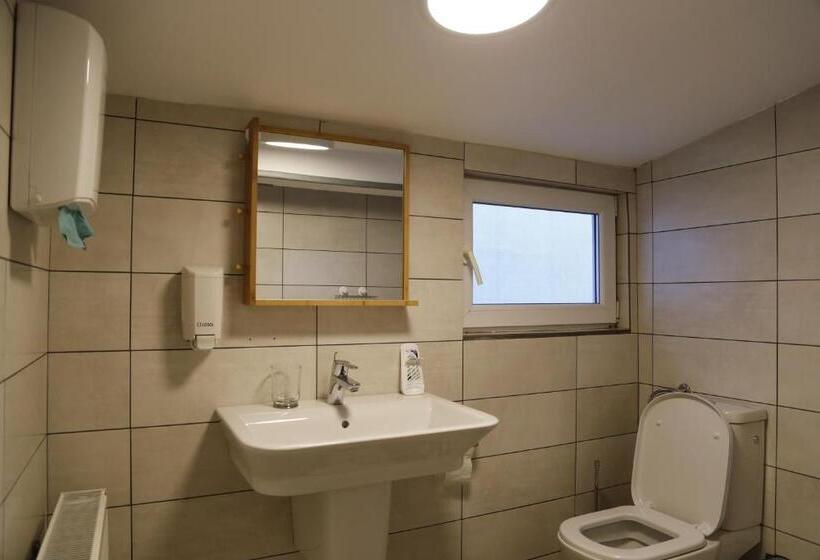 اتاق استاندارد یک تخته با سرویس بهداشتی مشترک, Bread&breakfast