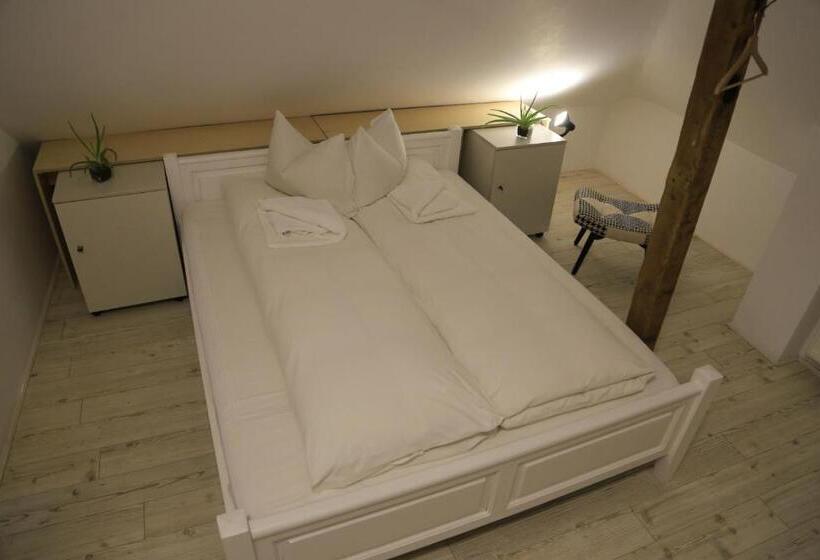 اتاق استاندارد با سرویس بهداشتی مشترک, Bread&breakfast