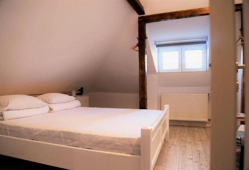 اتاق استاندارد با سرویس بهداشتی مشترک, Bread&breakfast