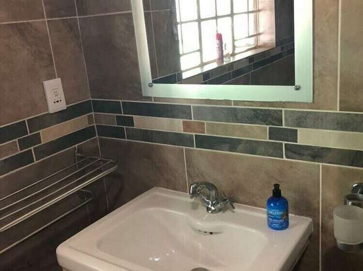 バス共有のスタンダードルーム, Khuvena Guest House