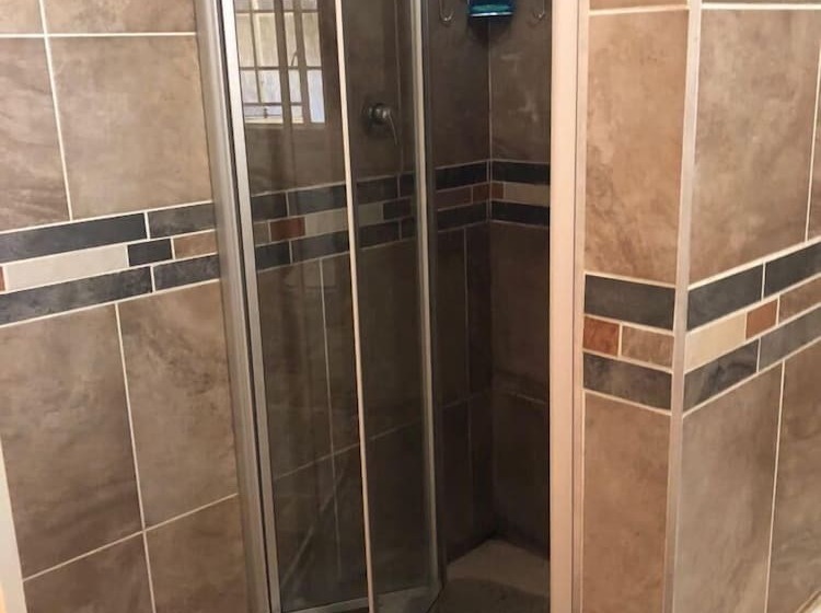 バス共有のスタンダードルーム, Khuvena Guest House