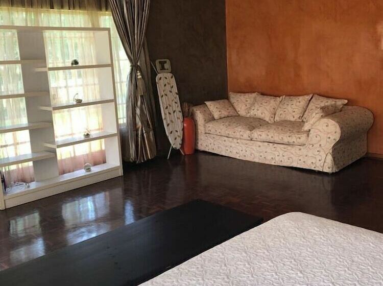 デラックススイート, Khuvena Guest House