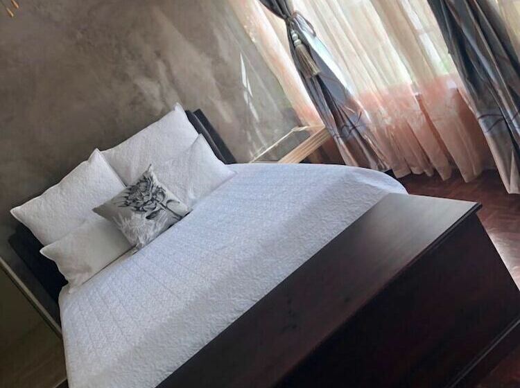 デラックススイート, Khuvena Guest House