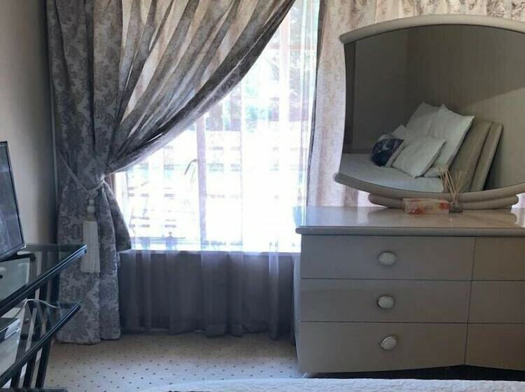 デラックススイート, Khuvena Guest House