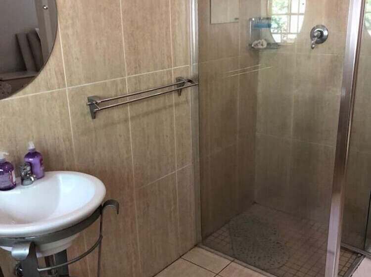 デラックススイート, Khuvena Guest House