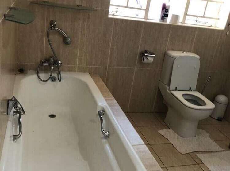 デラックススイート, Khuvena Guest House