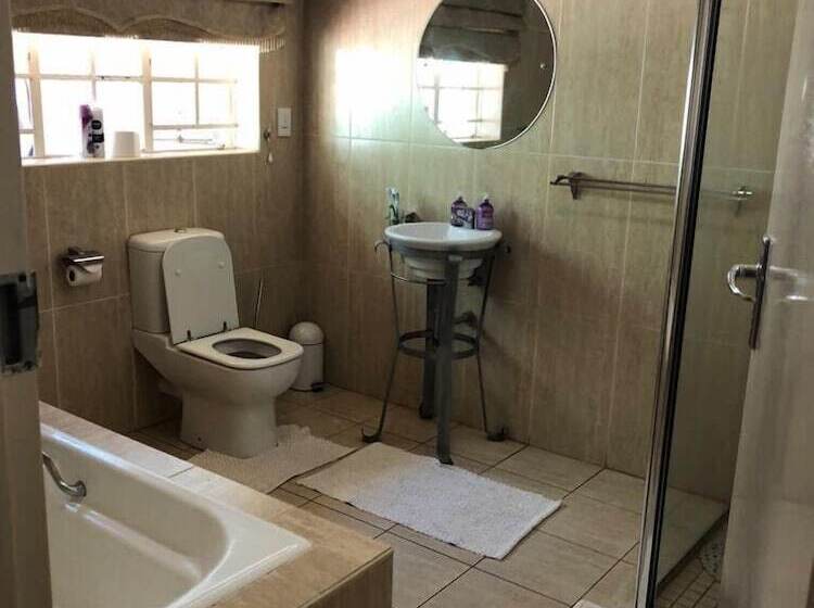 デラックススイート, Khuvena Guest House