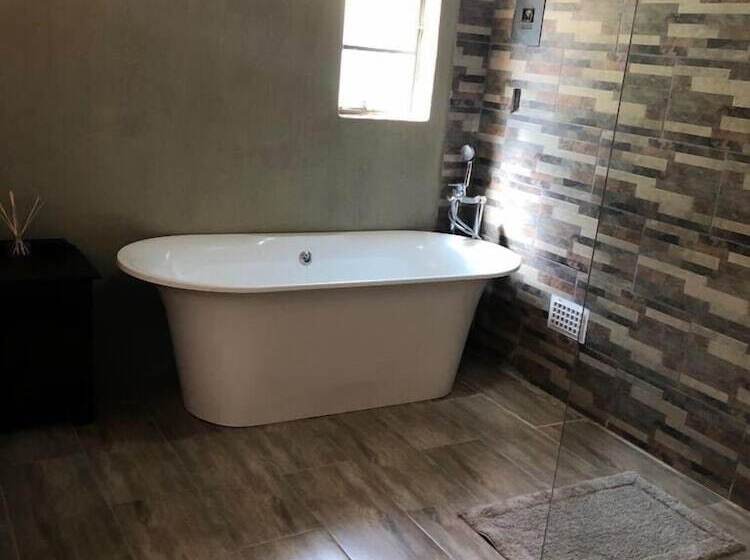 デラックススイート, Khuvena Guest House