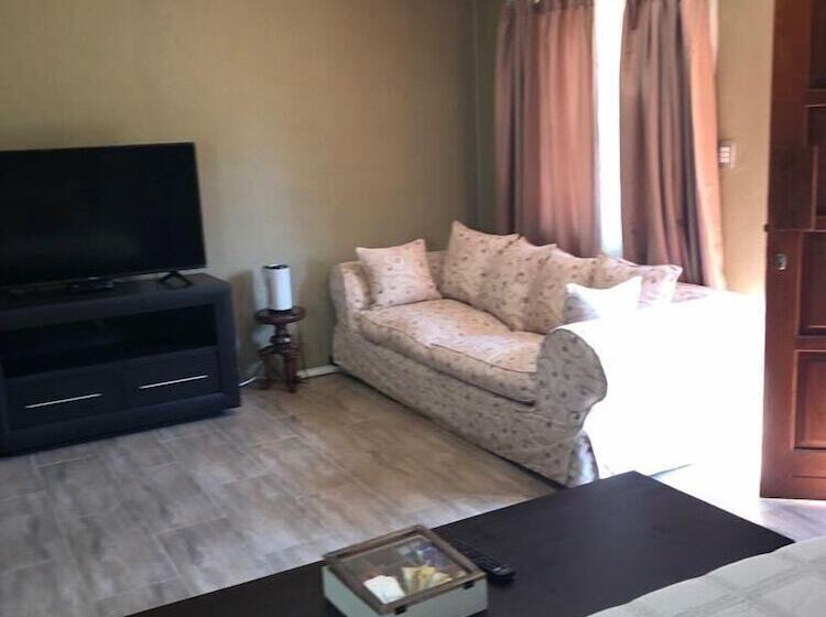 デラックススイート, Khuvena Guest House