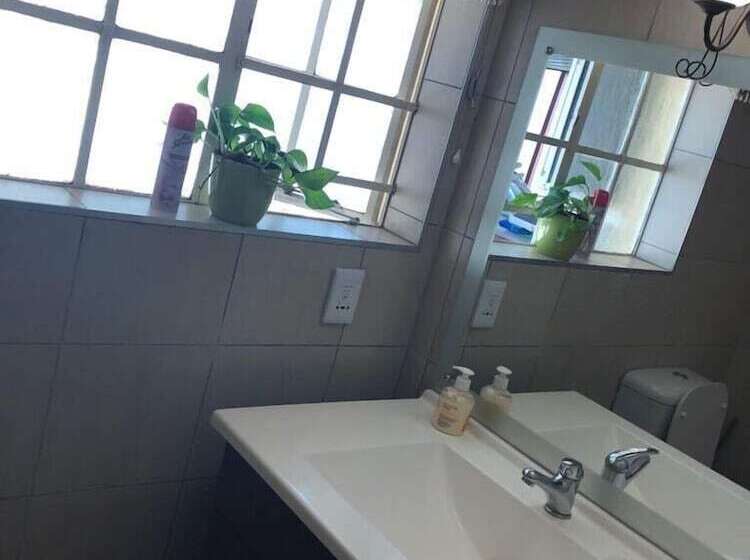 バス共有のスタンダードルーム, Khuvena Guest House