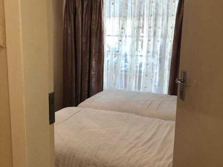 バス共有のスタンダードルーム, Khuvena Guest House