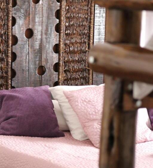 اتاق خانوادگی, 1322 Backpackers International