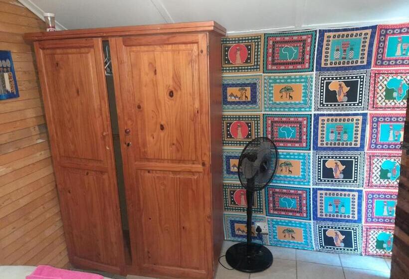 اتاق استاندارد, 1322 Backpackers International