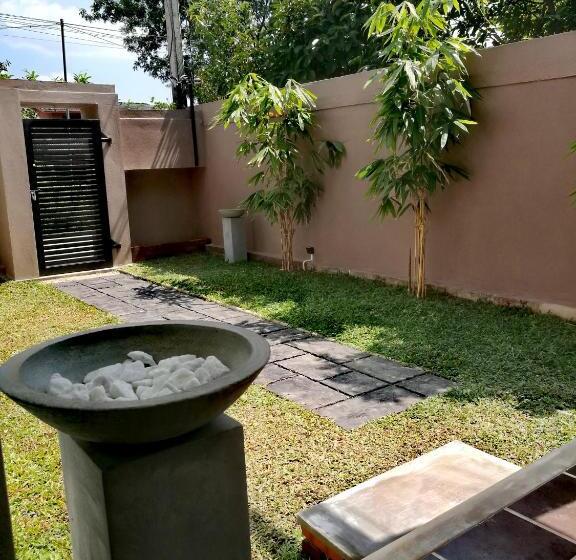 اتاق لوکس با چشم‌انداز باغ, Villa A50