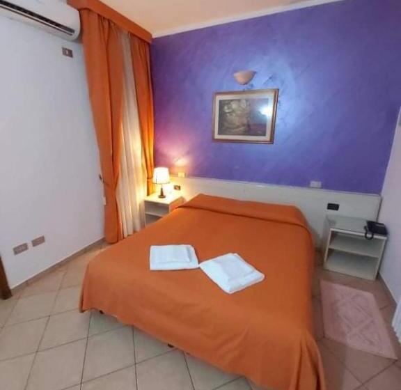 اتاق استاندارد سه نفره, Arcella