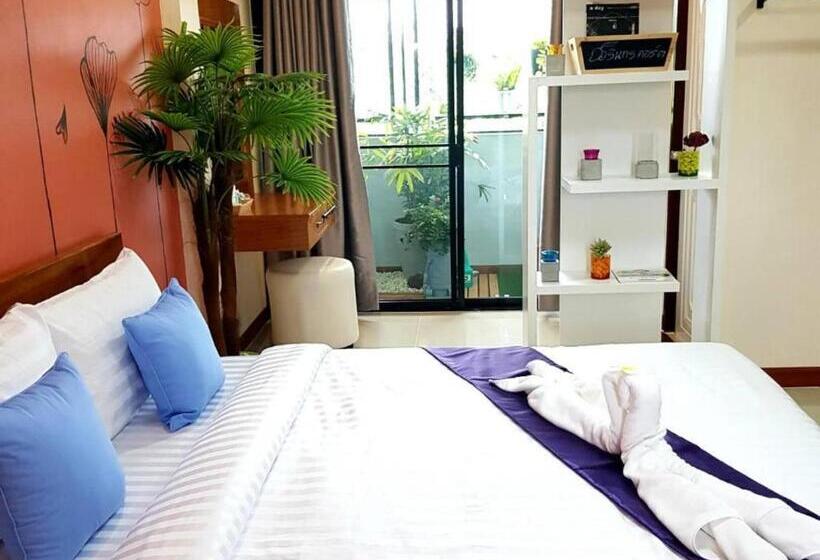 高级大房间, Warintorn Court